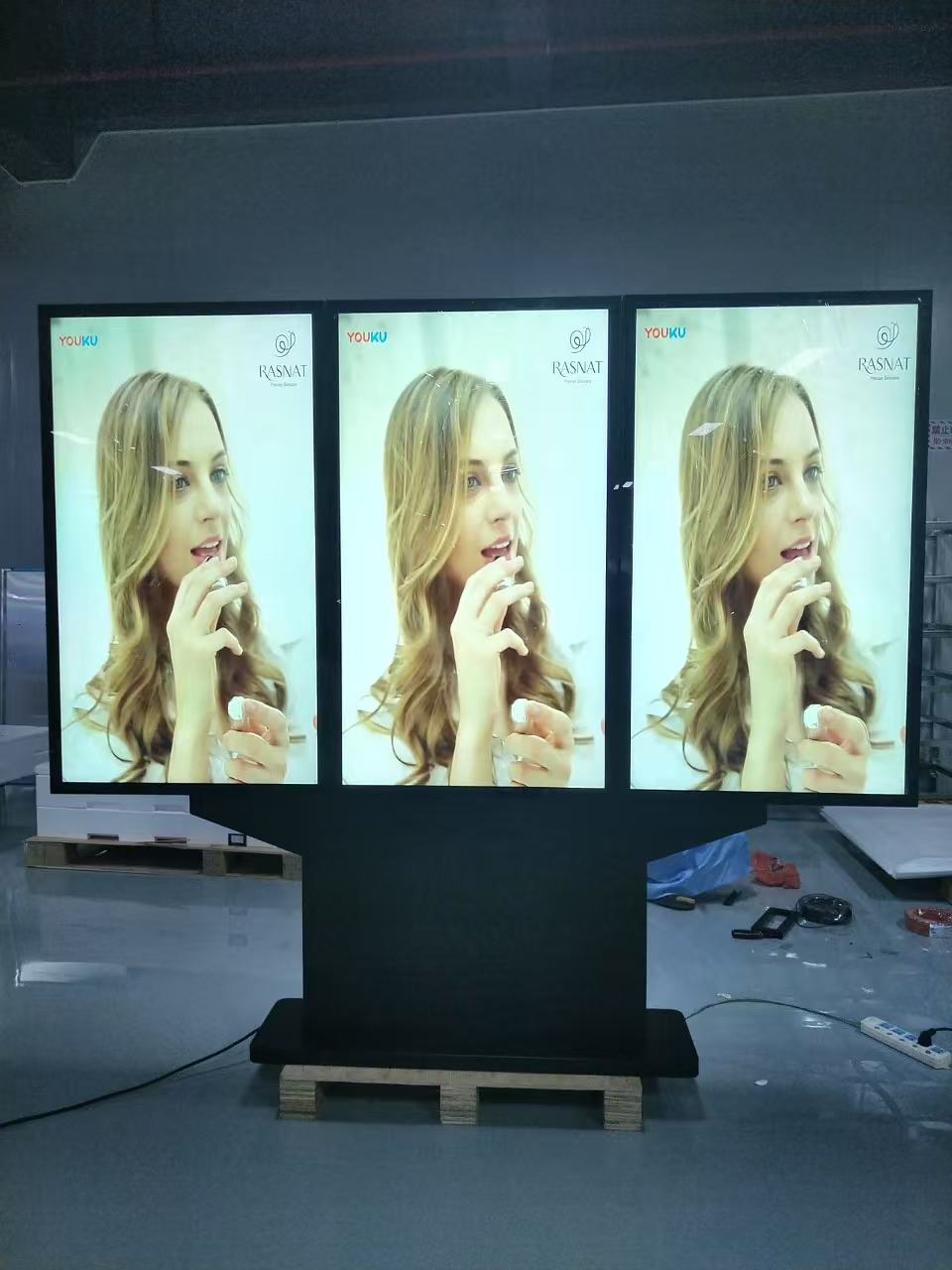 4K 49 55 65 75 Inch Triple Screen Outdoor Commercial Advertising Video Player IP66 Waterproof